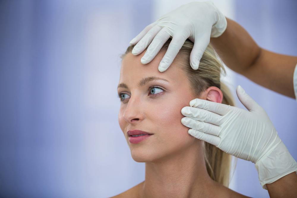 Was ist ein Fadenlifting? Ein Fadenlifting stellt eine Option für die jenigen dar, die für eine Facelifting Behandlung nicht in Frage kommen